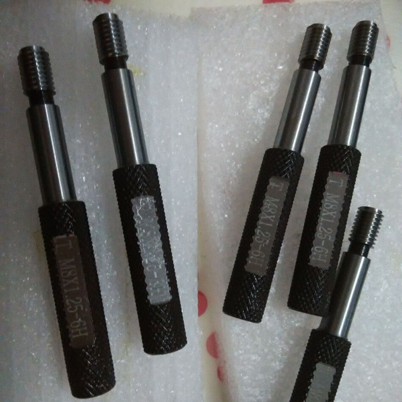 நூல் பிளக் கேஜ்